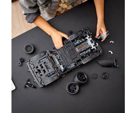 Конструктор LEGO Technic Бетмен: Бетмобіль 1360 деталей (42127)
