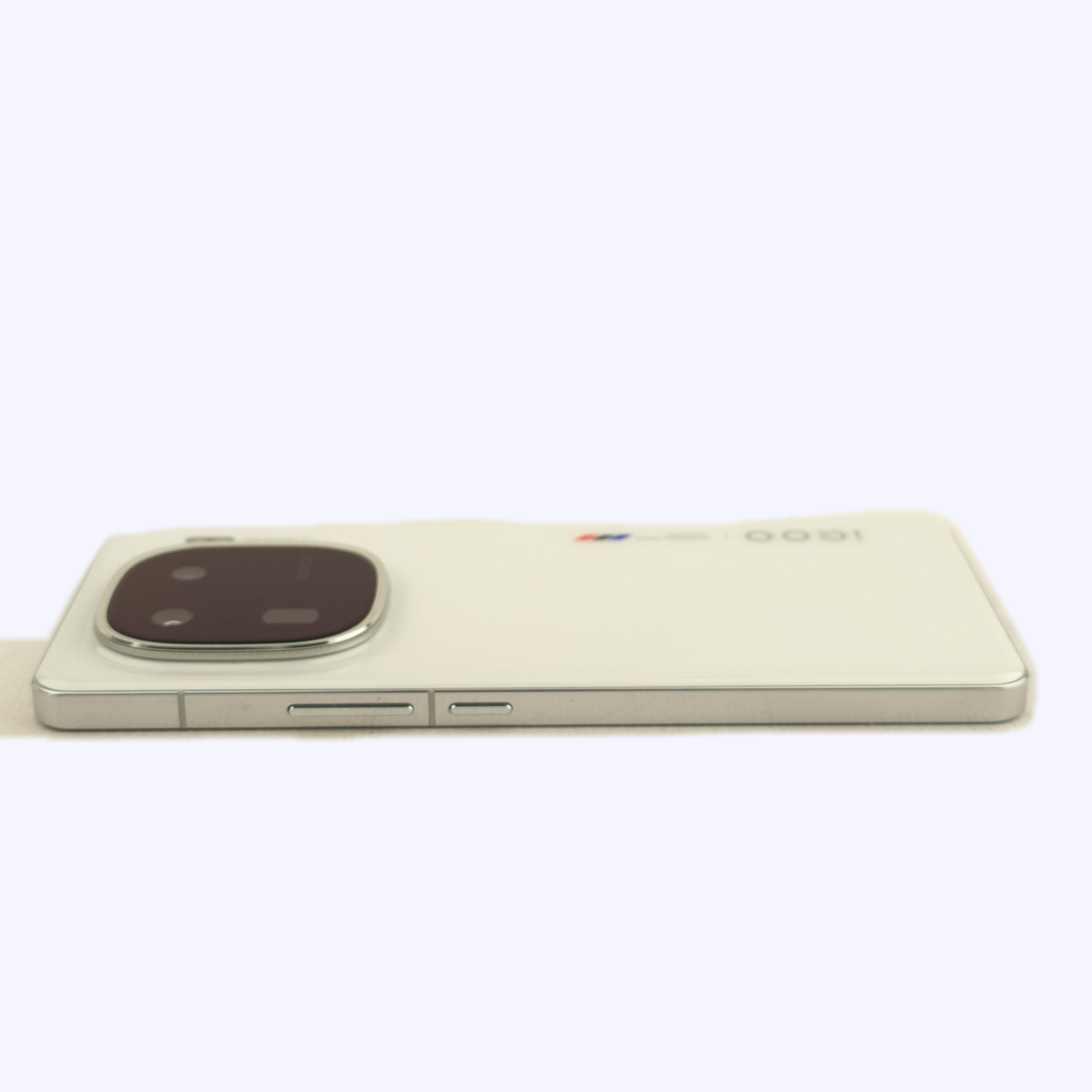 Vivo IQOO 12  12GB/256GB White (BMW M branding) (V2307A) (CN) 95331 A+ (Як новий)