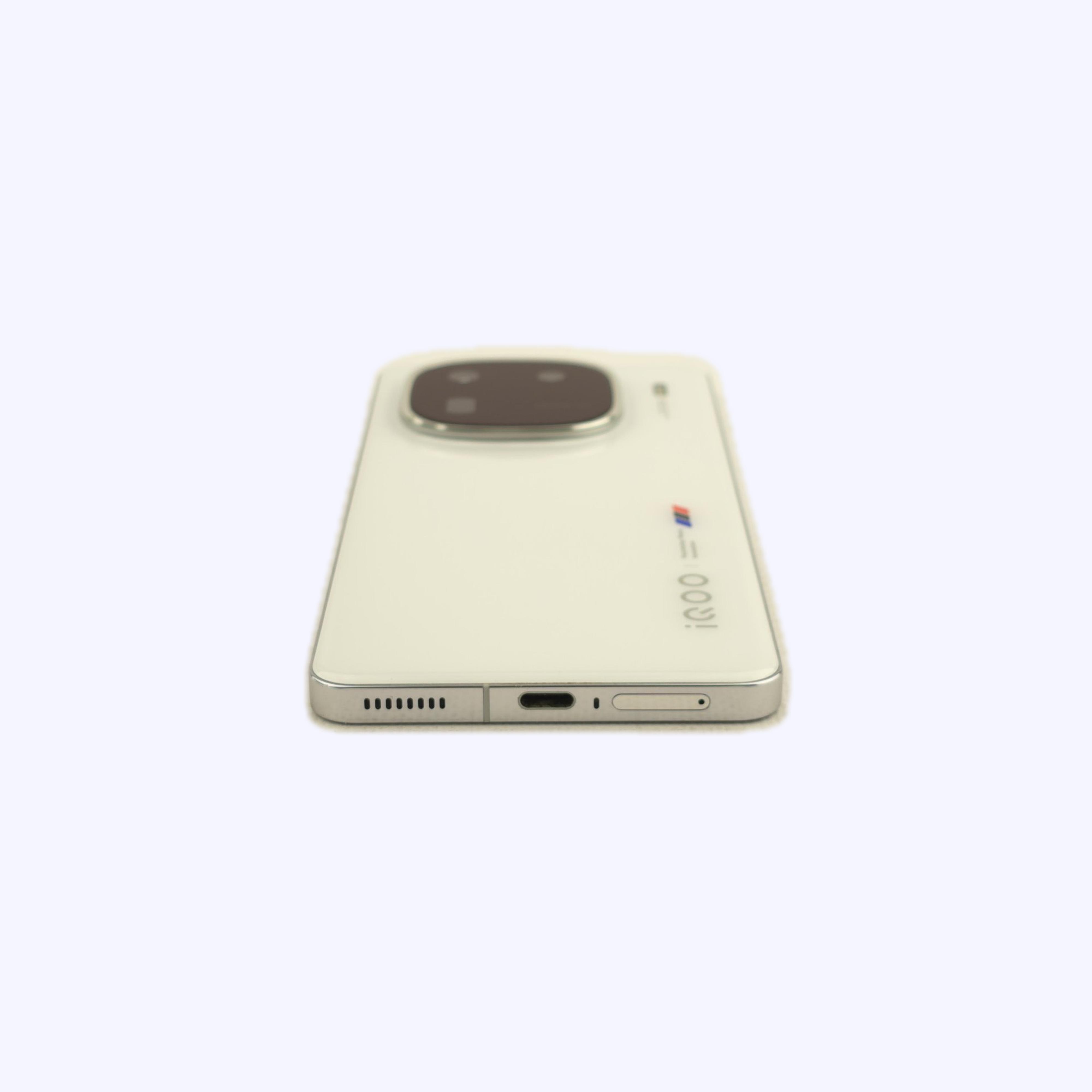 Vivo IQOO 12  12GB/256GB White (BMW M branding) (V2307A) (CN) 95331 A+ (Як новий)
