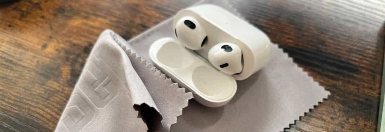 Шаг 2. Промокните влажные AirPods сухой тканью без ворса. Шаг 2. Промокните влажные AirPods сухой тканью без ворса.